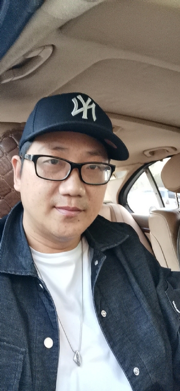 拥抱幸福的第一张照片--福安相亲网